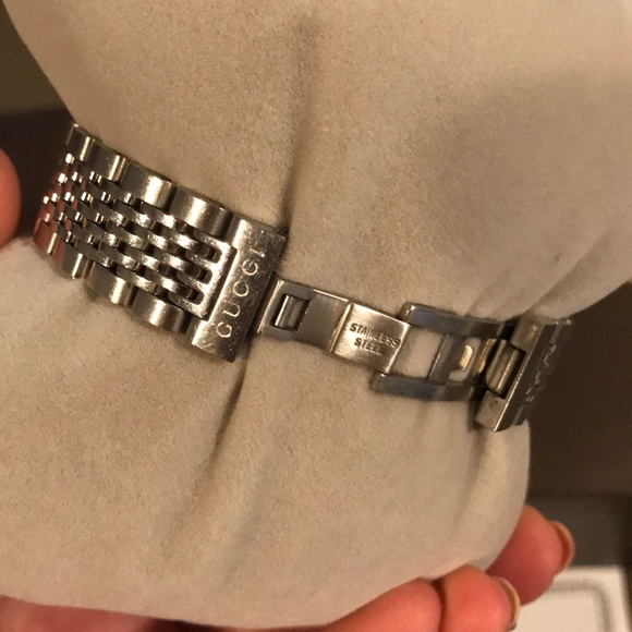 Authentic Gucci watch with diamonds - Picture 4 of 8